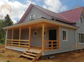 КД35. Полутораэтажный каркасный дом 8х8 с террасой и эркером. Фото