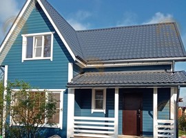 КД35. Полутораэтажный каркасный дом 8х8 с террасой и эркером. Фото