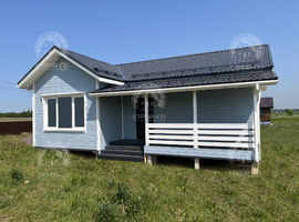 Скандинавский каркасный дом 10 на 8 с террасой, две спальни, кухня-гостиная. Цвет стен Tikkurila2682 Kalevatar